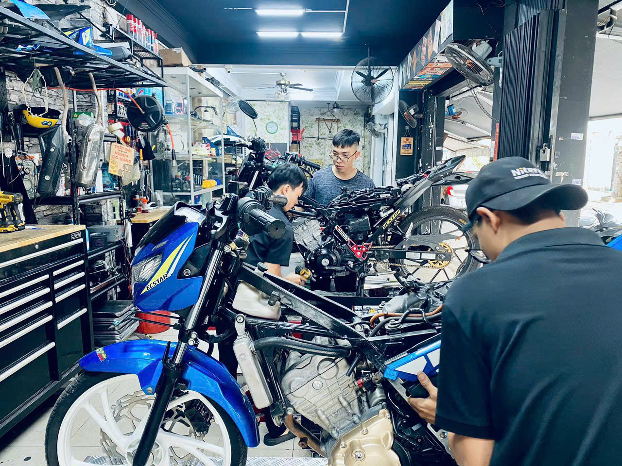 Đội kỹ thuật cứu hộ xe máy tại xưởng